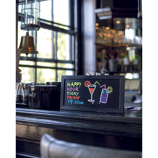 schwarze Kreidetafel mit Holzrahmen aufgestellt in einer Bar, Cocktail Beschriftung