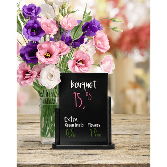 schwarze Tischkreidetafel aufgestellt in einem Blumenladen als Preislisten Schild