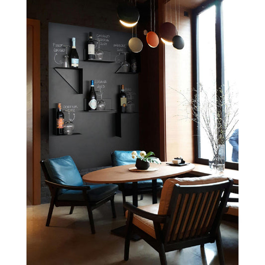 Schwarze XXL Kreidetafel magnetisch mit verschiedenen Halterungen für Wein und Gläser