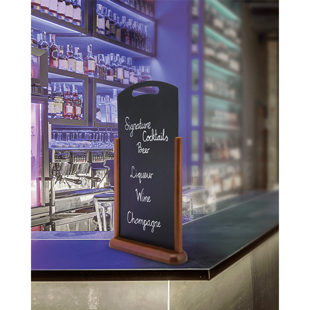 Tischtafel beschriftet mit Kreidemarker und aufgestellt in einer Bar