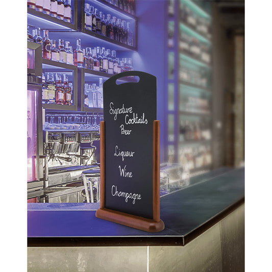 Tischtafel beschriftet mit Kreidemarker und aufgestellt in einer Bar