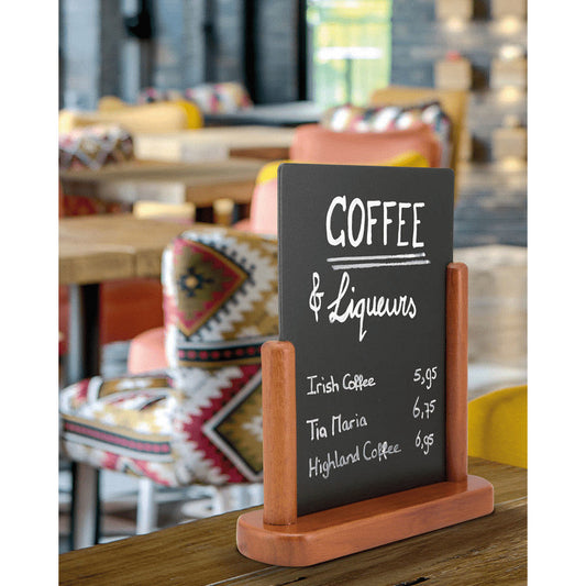 Tischtafel mit Holzrahmen Mahagoni in DIN A6 beschriftet an einer Bar