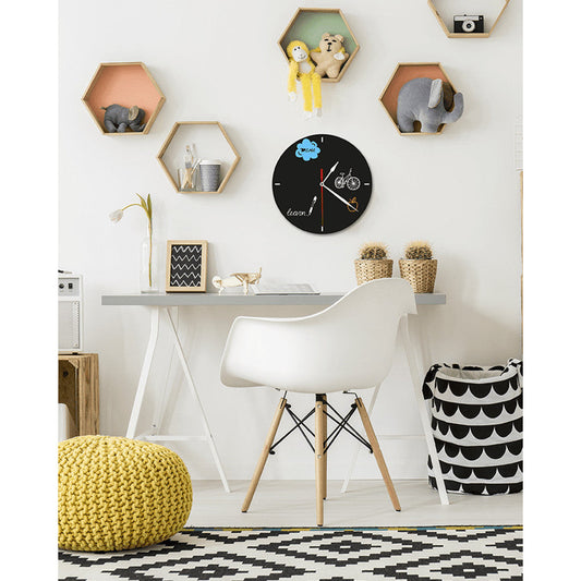 Uhr Kreidetafel aufgehängt Zuhause mit Notizen und Erinnerungen, Kreidetafel Uhrenform becshriftet mit weissem Kreidemarker