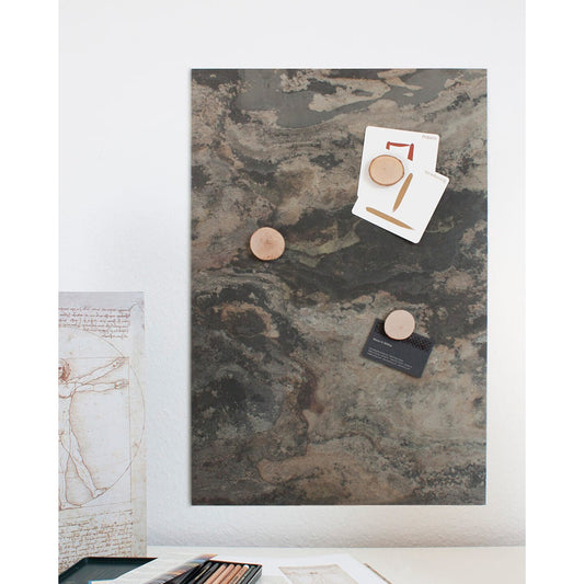 Wandkreidetafel magnetisch aus echtem Schiefer als Pinnwand für Fotos und Notizen im Büro