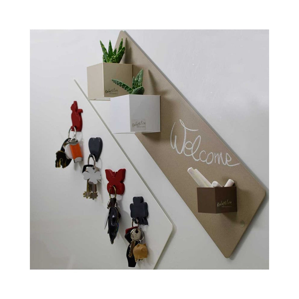 Wandkreidetafel magnetisch in beige dekoriert mit magnetischen Topfpflanzen Kalamitica