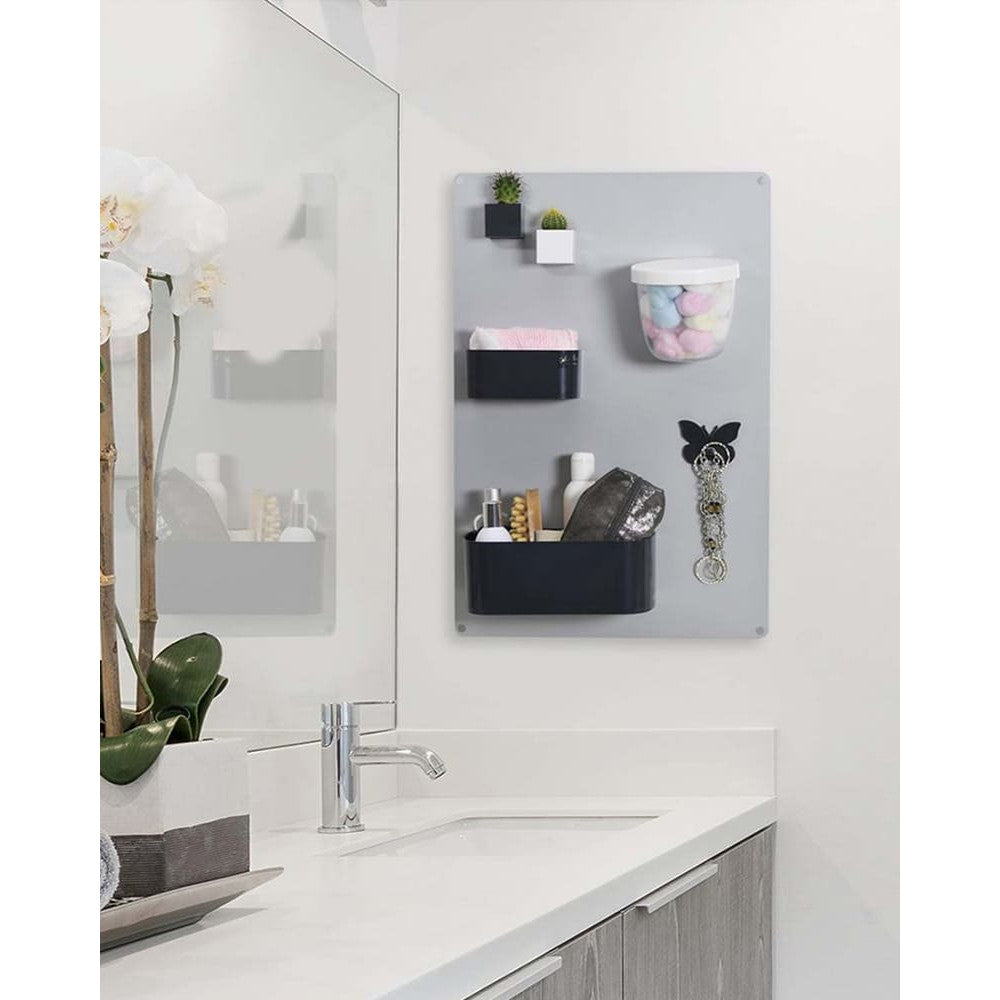 Wandkreidetafel magnetisch in Silber aufgehängt im Badezimmer als Halterung für Badeartikel
