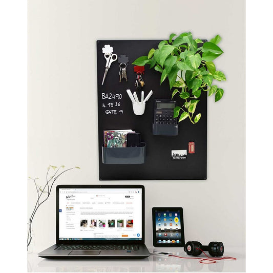 Wandkreidetafel magnetisch ohne Rahmen in Schwarz aufgehängt im Büro als Notiztafel 57x74cm