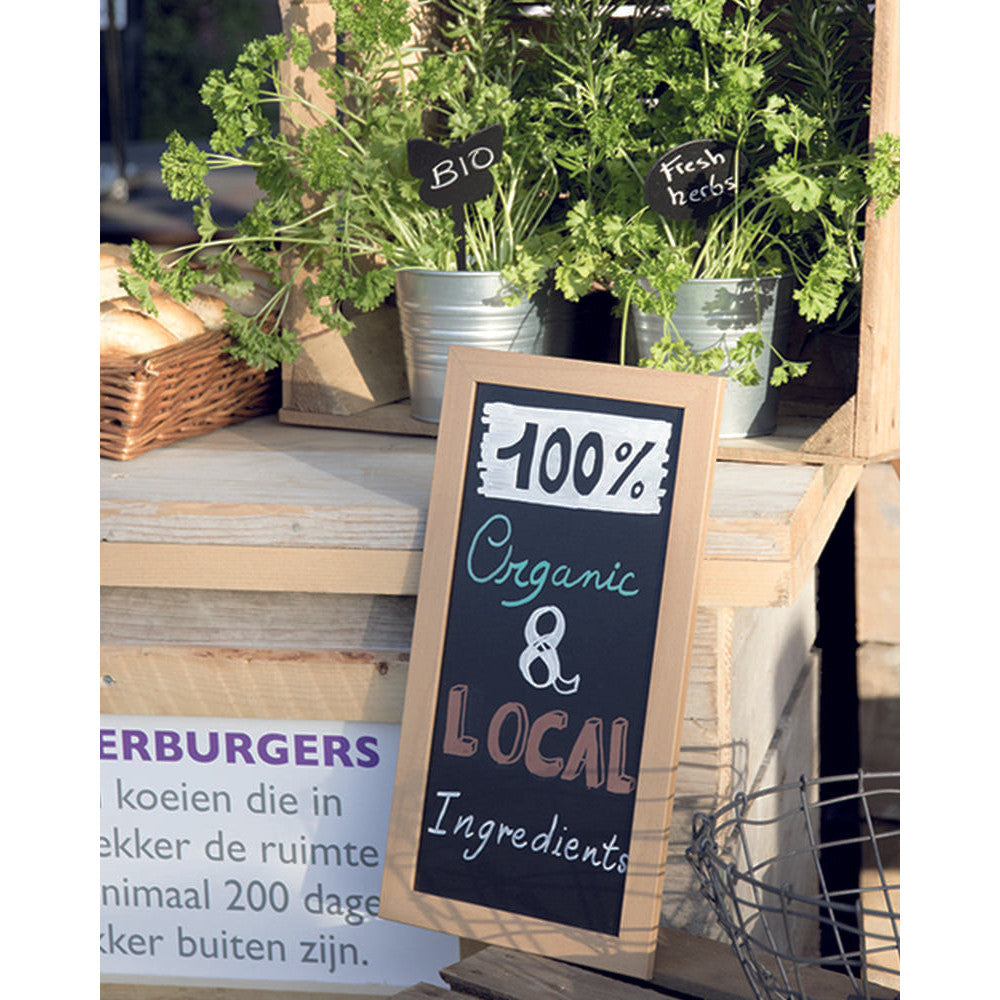 Wandkreidetafel mit Holzrahmen in Hellbraun, aufgestellt in einem Restaurant