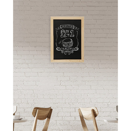 Wandkreidetafel mit Holzrahmen magnetisch aufgehängt in einem Burgerladen