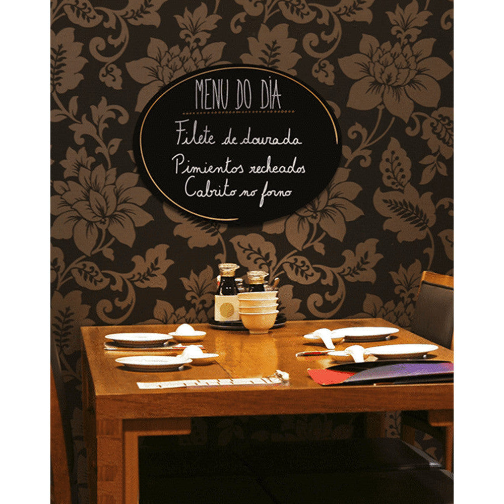 Wandkreidetafel oval aufgehängt in einem edlen Restaurant beschriftet mit weissen und goldigen Kreidemarker Securit