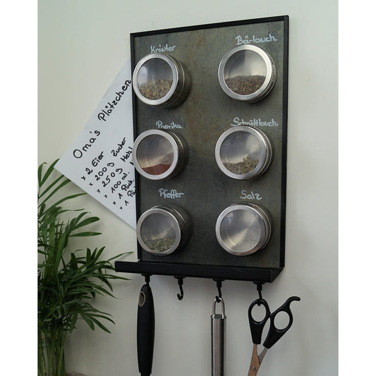Wandtafel Küche aus Schiefer magnetisch mit Gewürzdosen und Magnetische Hacken für Küchenutensilien