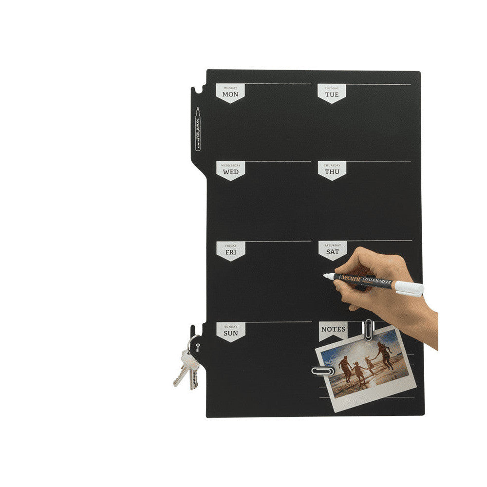 Wochenplaner Kreidetafel beschriftet mit weissem Securit Kreidemarker und versehen mit Notizen und einem Schlüsselanhänger