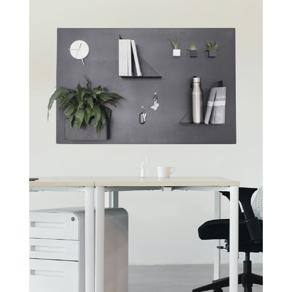 XXL Wandkreidetafel magnetisch aufgehängt hinter dem Schreibtisch