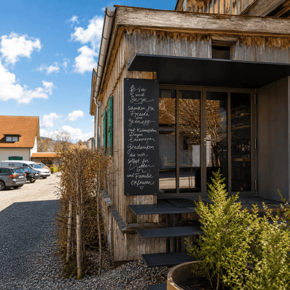 Wetterfeste Kreidetafel nach Mass – rahmenlos, robust & individuell (Outdoor)