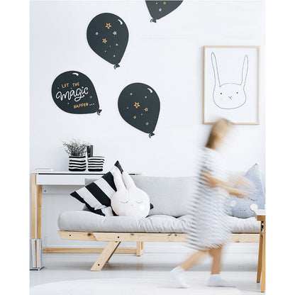 Ballon Kreidetafel Silhouette aufgehängt im Kinderzimmer beschriftet mit Kreidemarker Kreidestiften