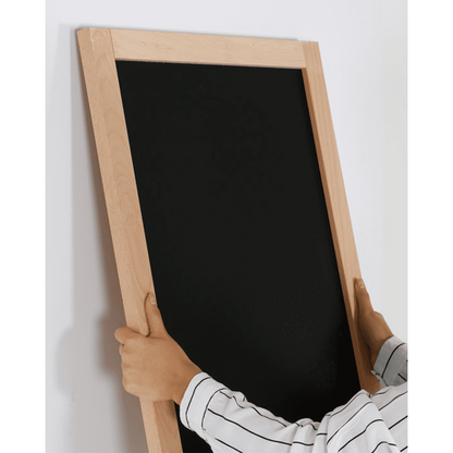 grosse Holz Kreidetafel wird aufgehängt an der Wand mittels der mitgelieferten Aufhängehacken