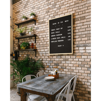 Kreidetafel Buchstabentafel aufgehängt in einem Restaurant als Menütafel mit Acrylbuchstaben