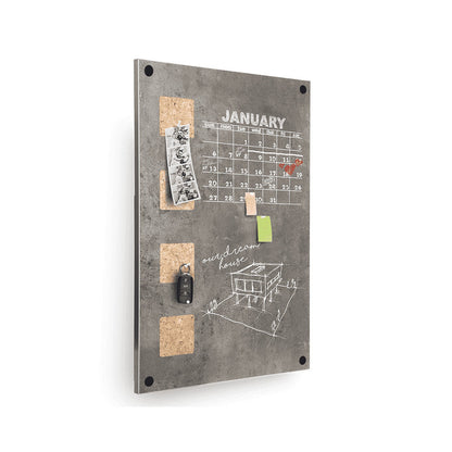 Kreidetafel mit angehefteten Pinnotizen und Foros, Kreidetafel in Betonoptik, 38x58cm Wandtafel mit bechriftetem Kalender Korkeinsätzen mit Notizen und Fotos