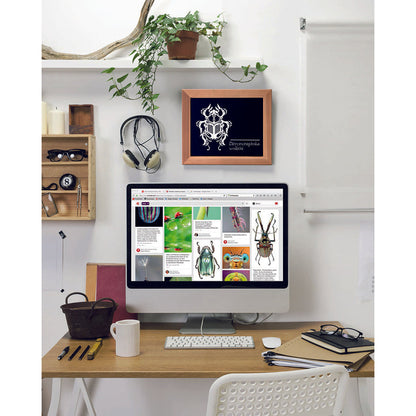Kreidetafel mit Holzrahmen in Hellbraun, aufgehängt an der Wand im Büro