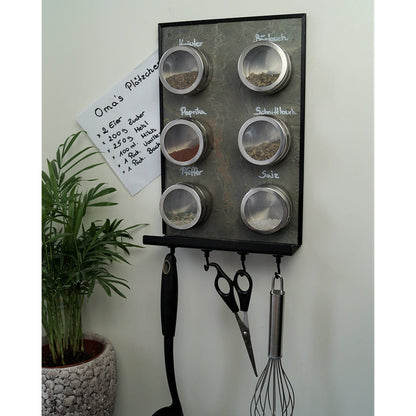Schiefer Kreidetafel Küche mit magnetischen Gewürzdosen und Magnethacken für Küchenutensilien