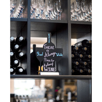 Tischkreidetafel in Weinflaschen Form Silhouette beschriftet mit einem Weinspruch und aufgestellt in einer Vinothek im Weinregal