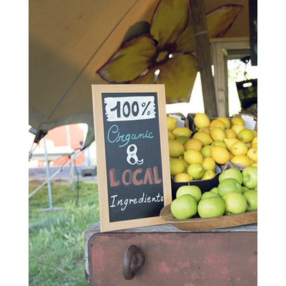 Wandkreidetafel mit Holzrahmen in Hellbraun, aufgestellt in einem Foodtruck