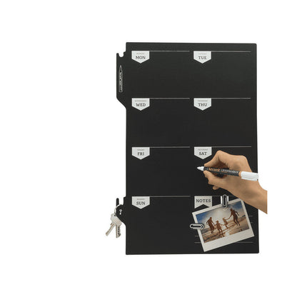 Wochenplaner Kreidetafel beschriftet mit weissem Securit Kreidemarker und versehen mit Notizen und einem Schlüsselanhänger