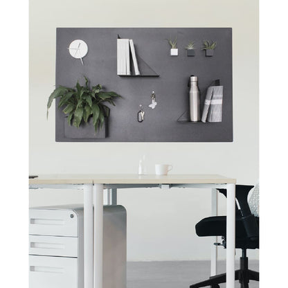 XXL Wandkreidetafel magnetisch aufgehängt hinter dem Schreibtisch