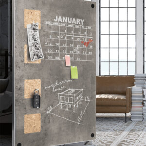 Pinnwand Kreidetafel in Betonoptik beschriftet mit Kalender und versehen mit Pinnadeln, an denen ein Schlüssel angehängt ist
