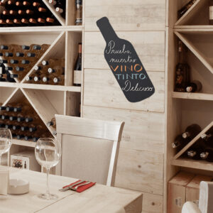 Flaschen Silhouetten Kreidetafel ohne Rahmen beschriftet mit Weinangebot mittels weissen Kreidemarker Securit
