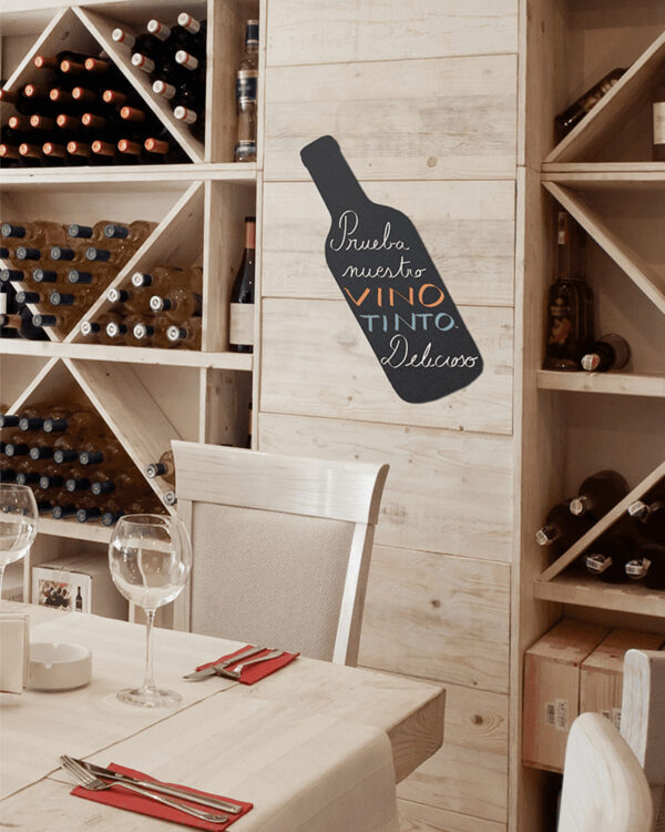 Flaschen Silhouetten Kreidetafel ohne Rahmen beschriftet mit Weinangebot mittels weissen Kreidemarker Securit