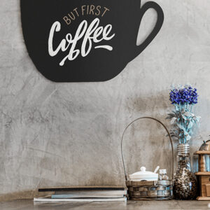 Kreidetafel in Kaffeetassenform beschriftet mit Securit Kreidemarker und aufgehängt Zuhause mit dem Spruch but first coffee