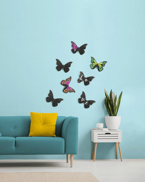 Kreidetafel 3D Schmetterling bemalt und aufgehängt im Wohnzimmer mit farbigen Securit Kreidemarker