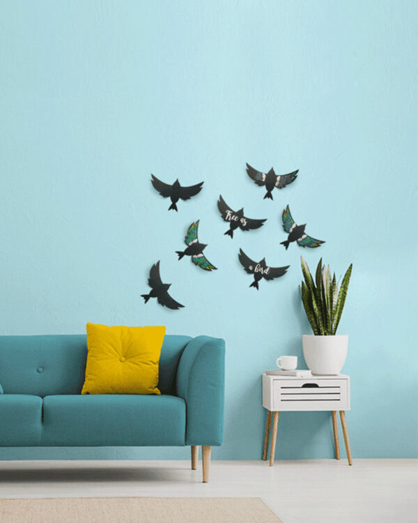 Kreidetafeln 3D Vogelform Silhouette aufgehängt im Wohnzimmer als Deko und beschriftet mit farbigen Kreidemarker