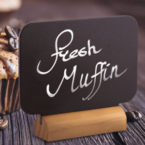 rechteckige Mini Tischkreidetafel beschriftet mit weissem Securit Kreidemarker für die Kennzeichnung eines Muffins