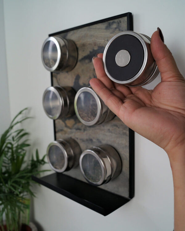 Küchen Tafel magnetisch aus Schiefer mit Gewürzdosen ausgestattet