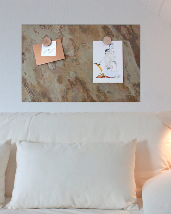 Schiefersteintafel farbig aus echtem Schiefer magnetisch aufgehängt im Wohnzimmer und Holzscheibenmagnete für Bilder